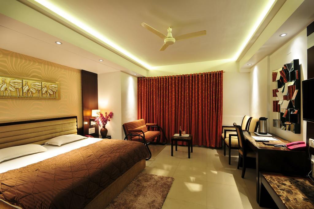 Hotel Surabhi Regency Ānand Εξωτερικό φωτογραφία
